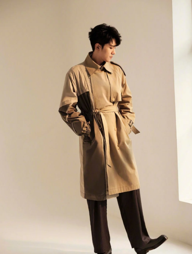 深咖西裤帅气有型,棕色风衣彰显绅士风度|彭冠英|西裤|棕色_新浪新闻