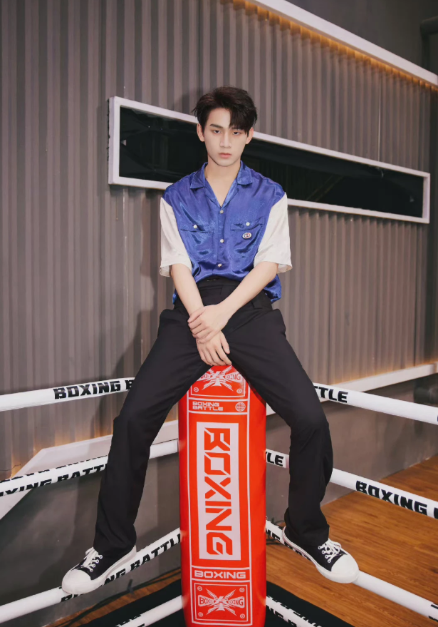 姚琛蓝白拼接衬衣造型聚焦立体俊逸五官戴拳击手套活力少年