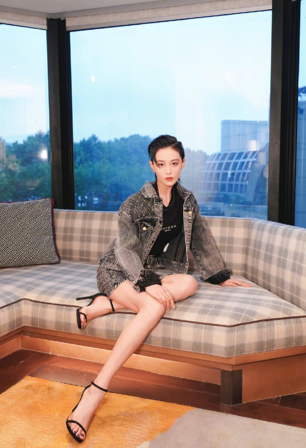 张馨予才是真腿精当她穿上酒杯裙漫画腿连杨幂都比不过