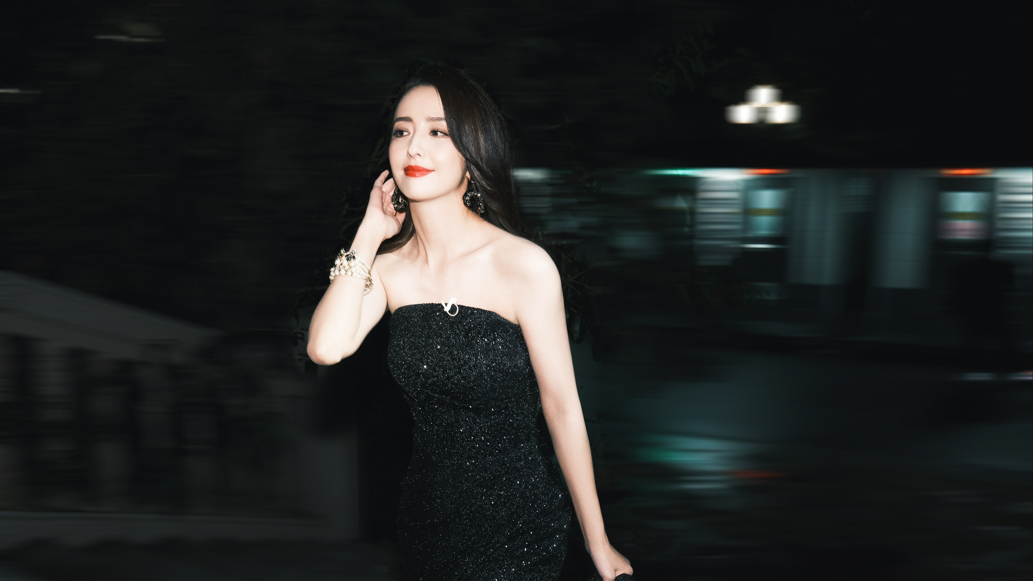 佟丽娅一袭黑色开叉鱼尾裙  搭配微卷长发婉约大气