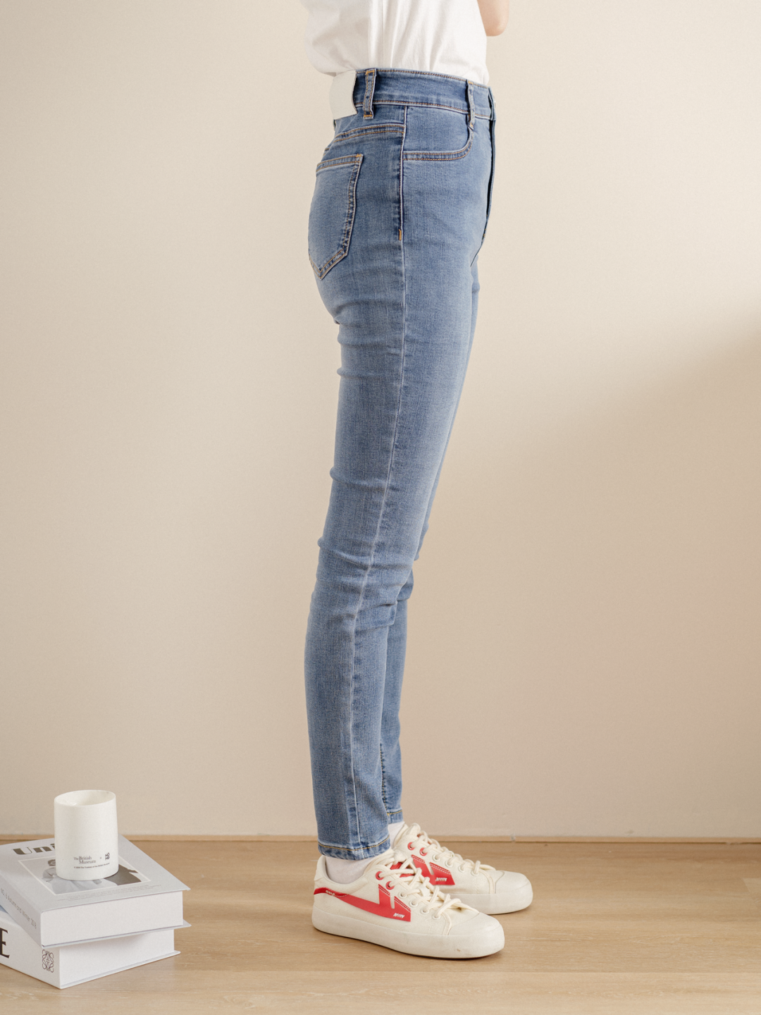 侧面看的话也是非常贴合腿部线条,如果有如果有翘臀的女生穿就很