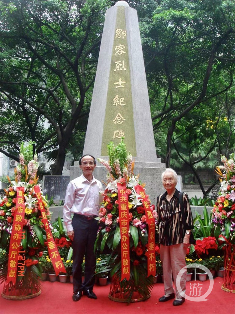 辛亥革命100周年之时,邹小谷和母亲在邹容烈士纪念碑前的留影.