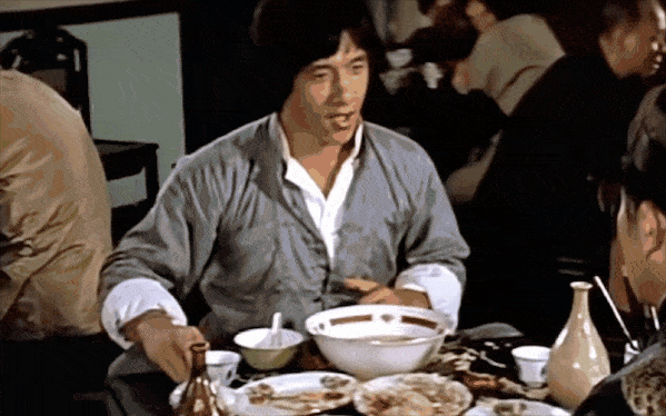 不论是《醉拳》里成龙吃霸王餐,还是《鬼打鬼》里洪金宝啃烧鹅,胡吃