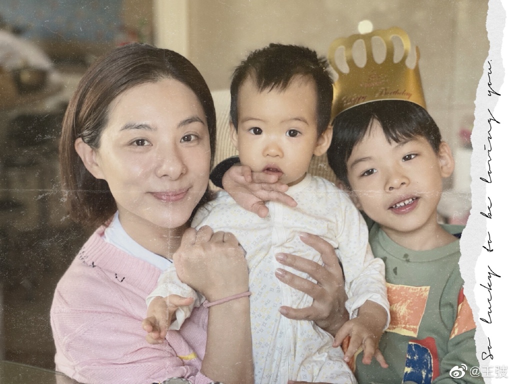 奥运冠军刘璇晒全家福为儿子庆生 小女儿罕露正脸遗传父母高颜值