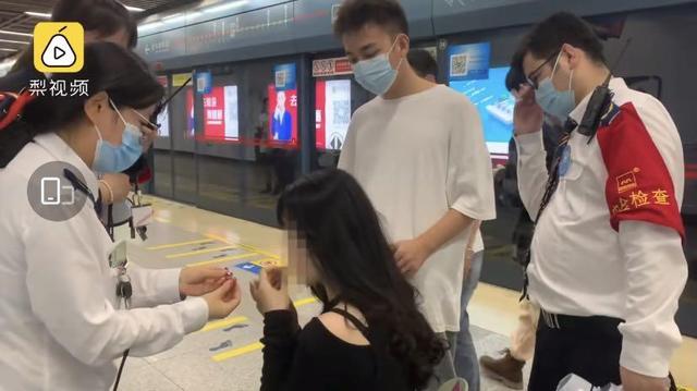 西安地铁“女孩晕倒众人救助”视频被疑作秀 拍摄者回应休闲区蓝鸢梦想 - Www.slyday.coM