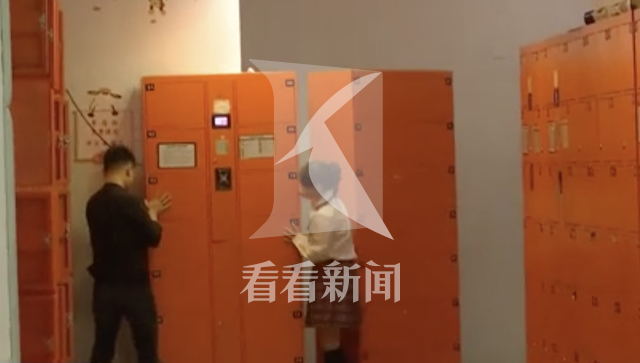 室内乐园鞋柜突然倒下 七旬老人手指被砸断...视频记录惊险瞬间！休闲区蓝鸢梦想 - Www.slyday.coM