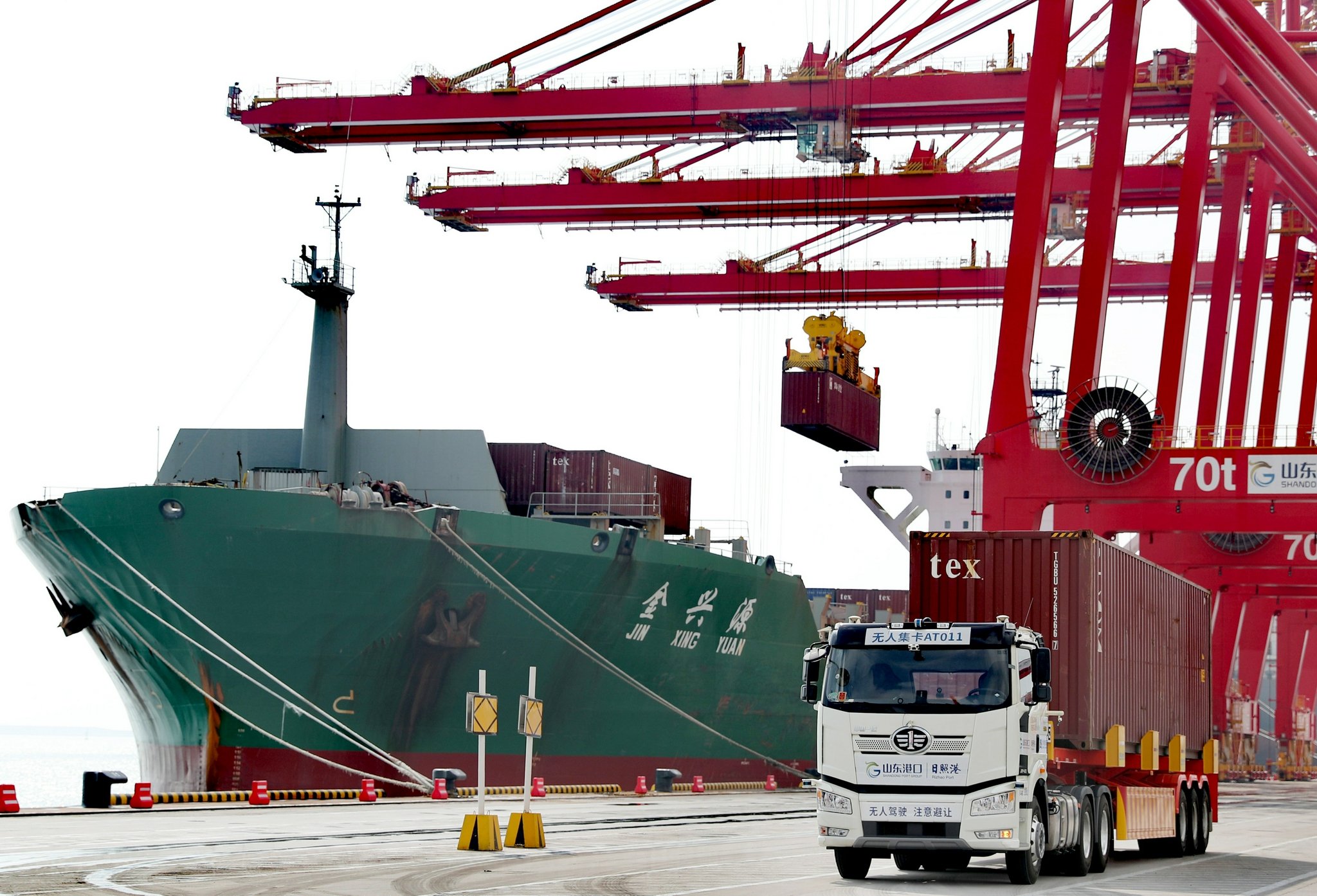 山东日照港启用顺岸开放式全自动化集装箱码头