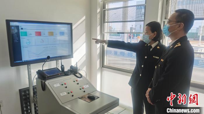 图为天竺海关关员运用集中监控系统,远程掌握冬奥物资运输车辆放行