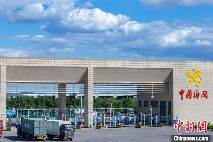 图为运输车辆通过天竺综保区主卡口. 北京海关供图 摄影 王晓龙