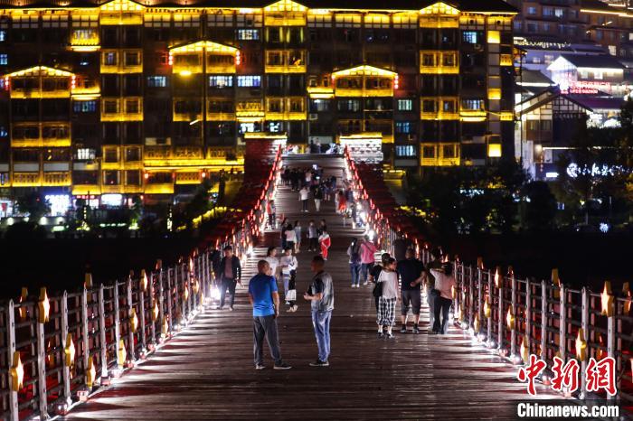 游客在茅台镇茅台渡口铁索桥上参观. 瞿宏伦 摄