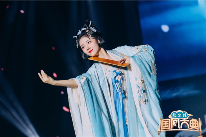 汉服走秀美"出圈",传统文化传承迎来新思路|汉服_新浪新闻