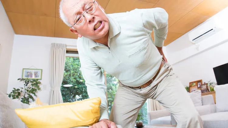"腰酸背痛" ,警惕老年胸腰椎压缩骨折