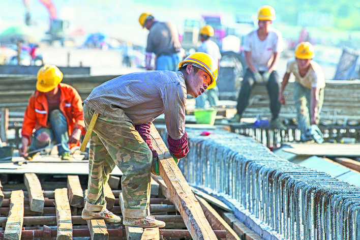10月4日,集贤路二标段工人们正在上跨创新大道桥梁上施工