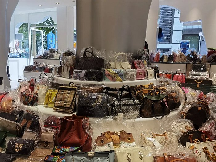 女主播贩卖的二手lv包装满了年轻人的焦虑