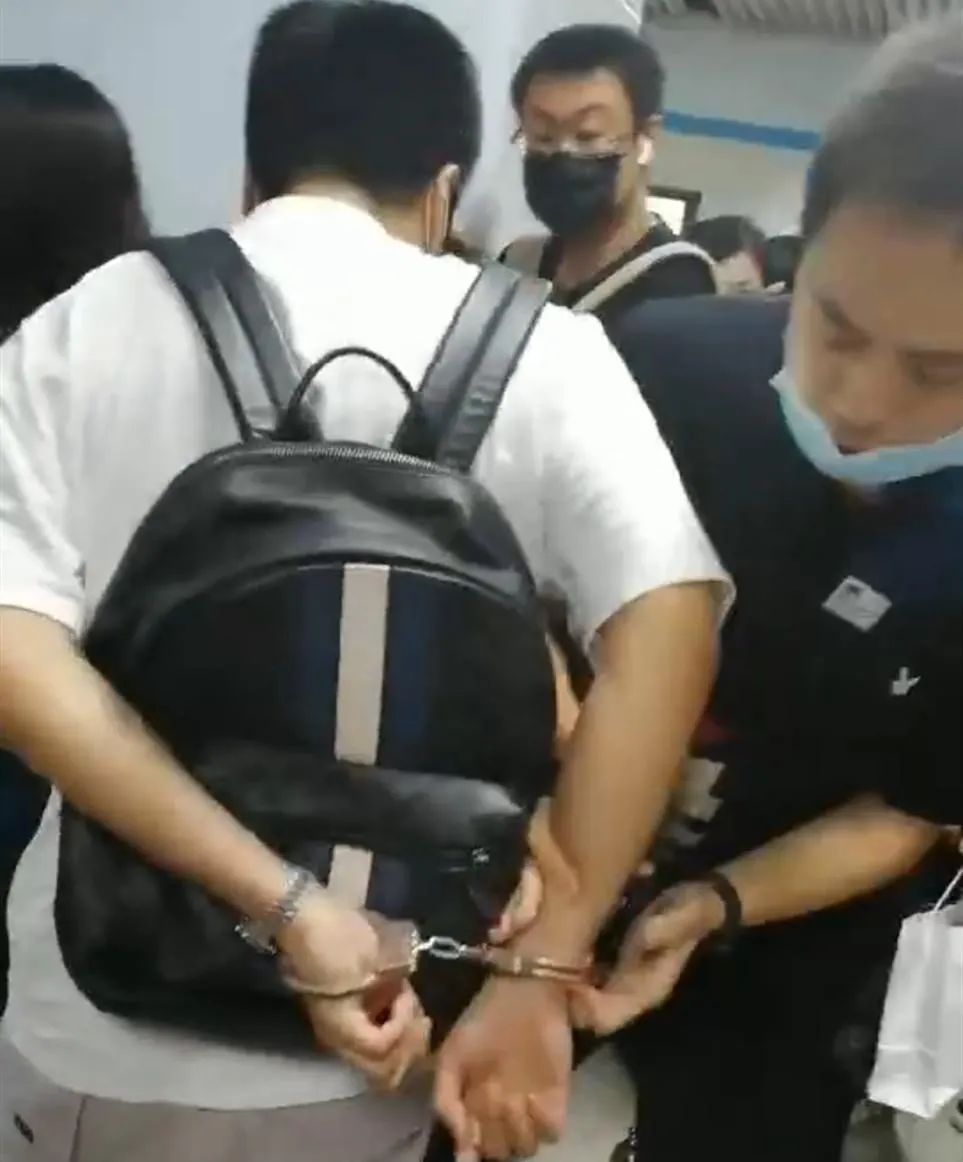 疑似从30岁男子鞋中发现偷拍设备，在地铁站突被按倒休闲区蓝鸢梦想 - Www.slyday.coM