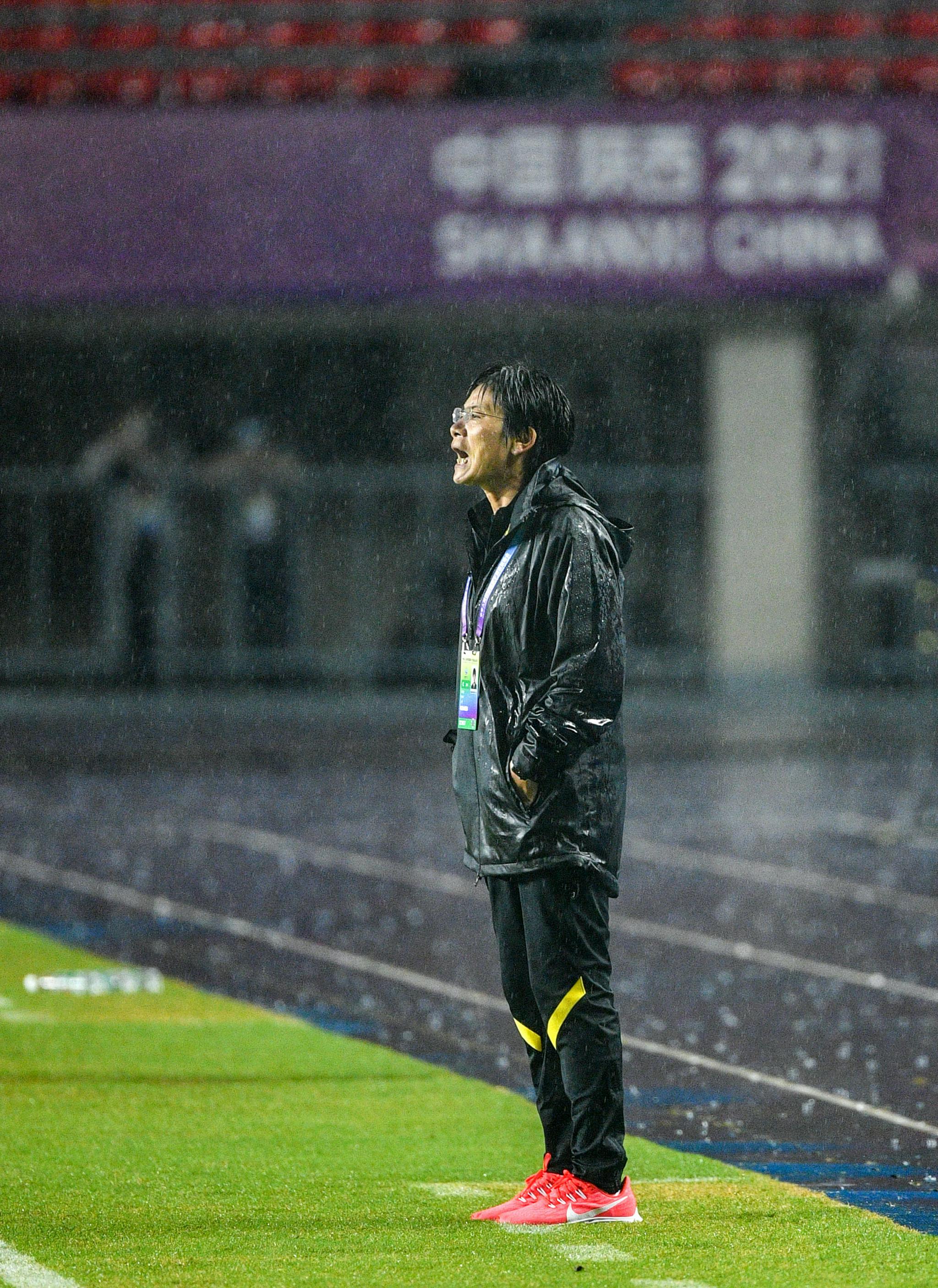 Shui Qingxia coached the Chinese Women's Football National Games United Team in the heavy rain, but was not able to compete for the final Chinese women's football coach.
