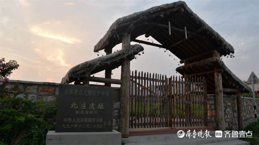 不一会儿,岛民王涛带着游客也来参观北庄遗址.