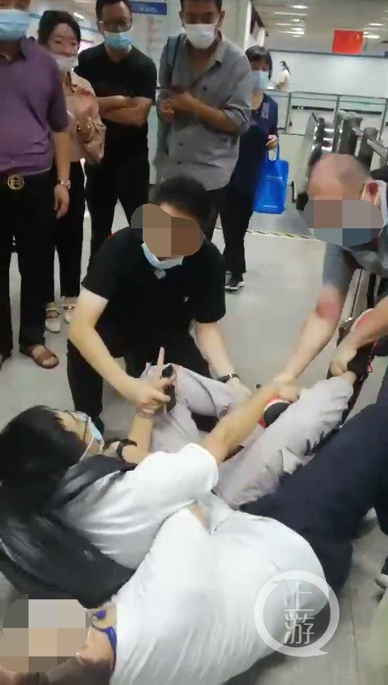 上海一男子鞋内藏秘拍设备在地铁偷拍，被民警当场擒获休闲区蓝鸢梦想 - Www.slyday.coM