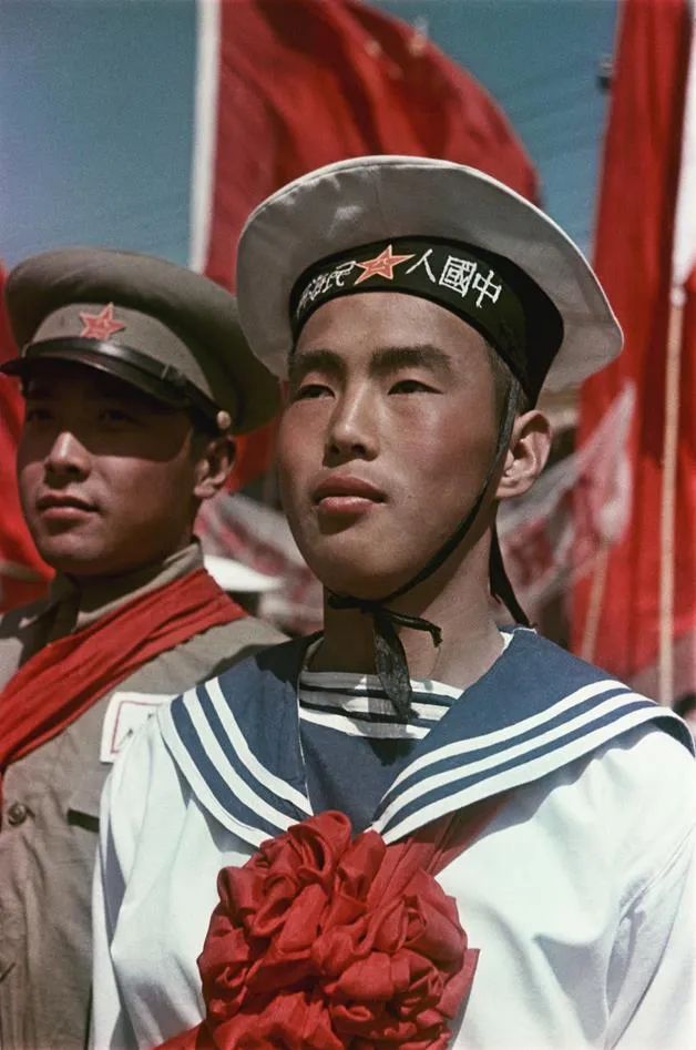 苏联摄影师弗拉季斯拉夫·米科沙镜头下的中国人民站起来