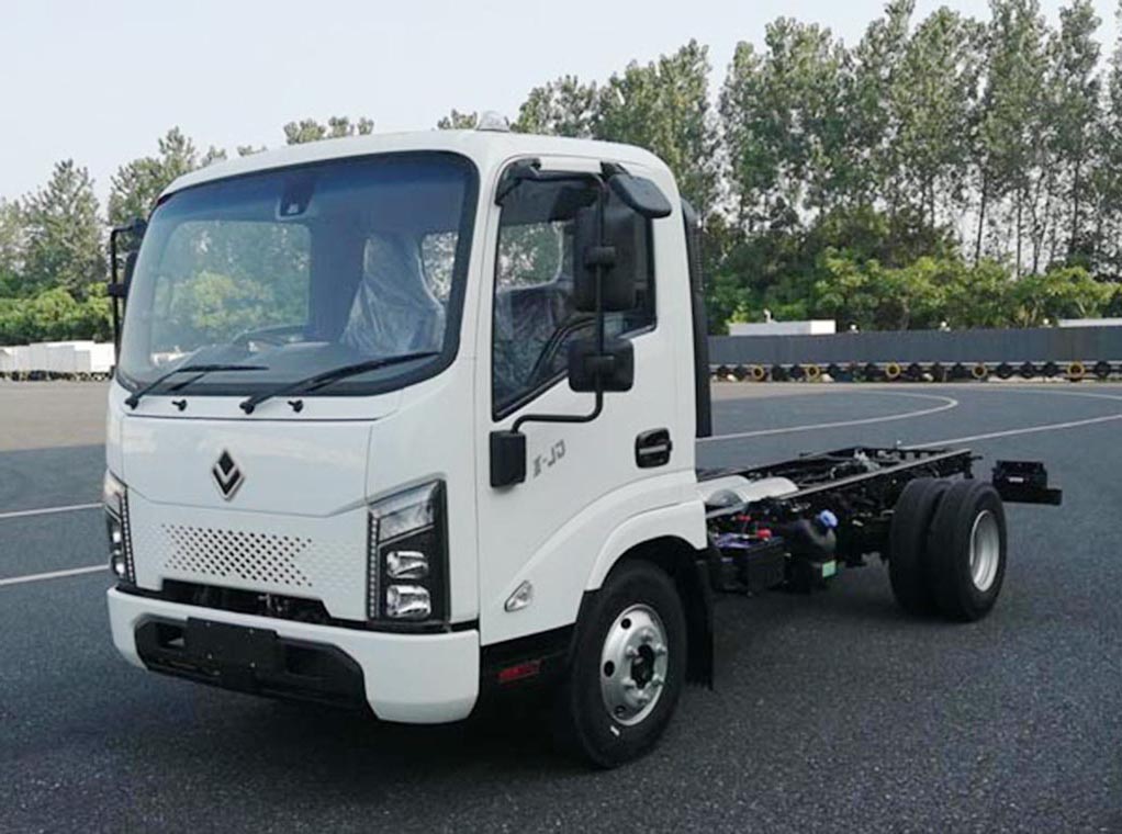 吉利出手就是不一样唐骏新车曝光换新车标25t柴油动力