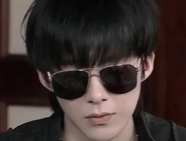 半路出家当演员,如今又参演献礼剧《功勋》,刘宇宁走得太稳了