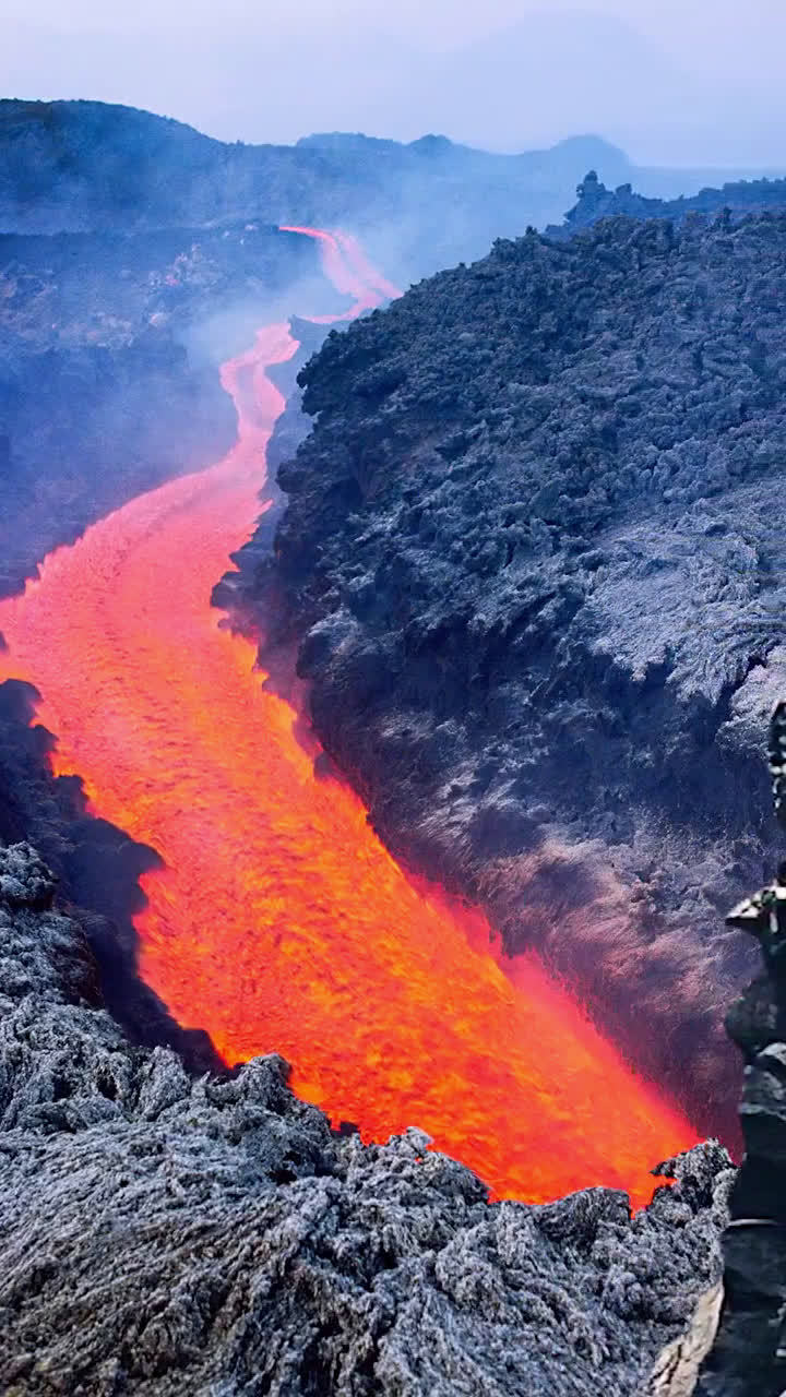 火山喷发的岩浆流