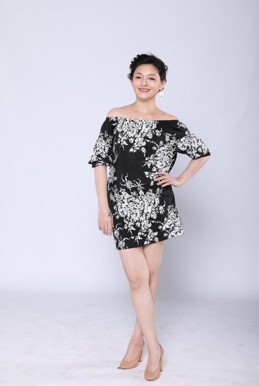 大s胖了仙气全无穿露肩印花裙似大码模特脸颊饱满真富态