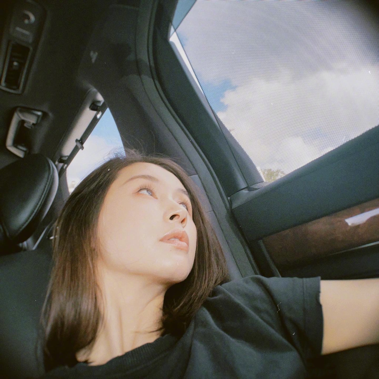 王子文晒伪素颜自拍照曝光,对近期"耍大牌"风波无任何回应