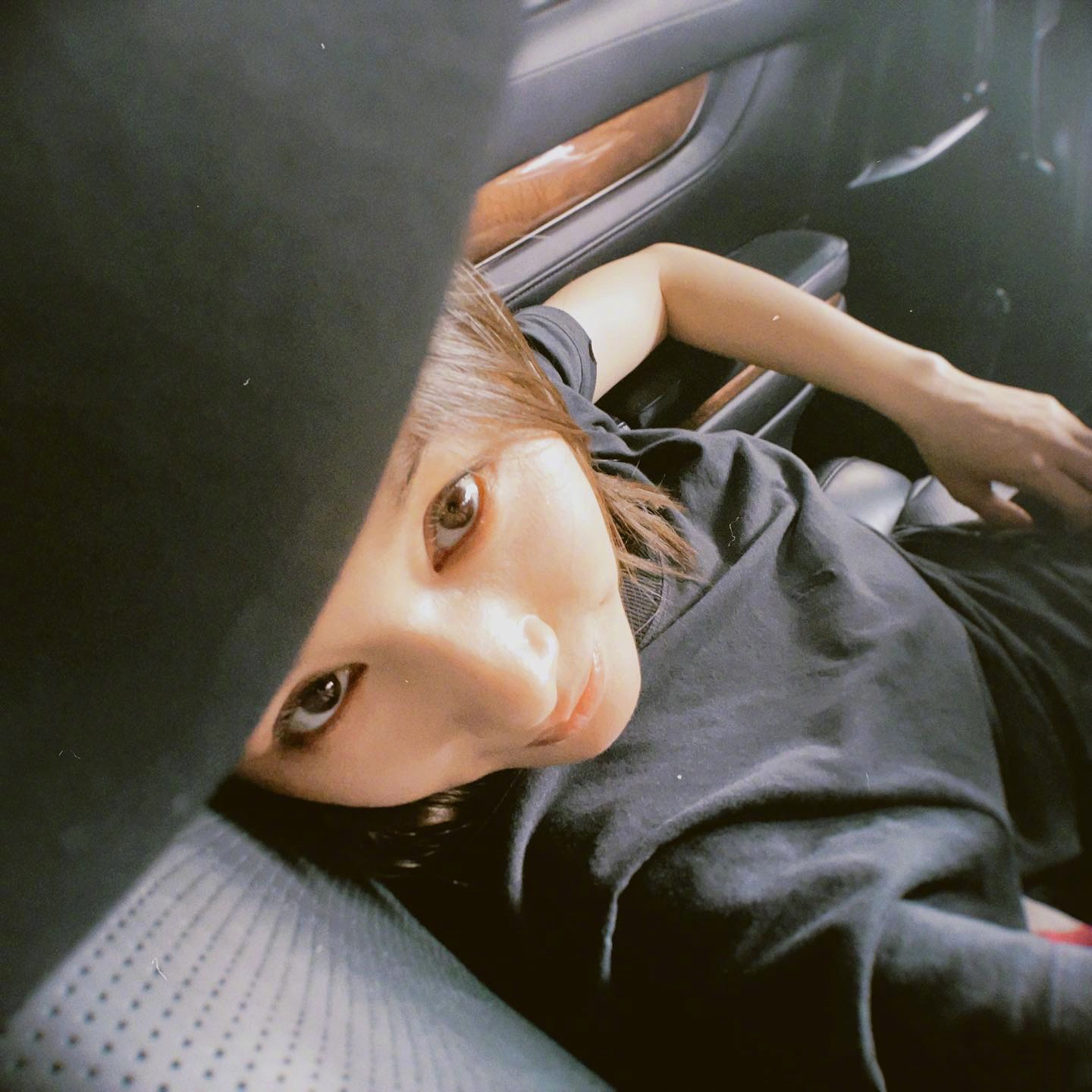 王子文晒伪素颜自拍照曝光,对近期"耍大牌"风波无任何回应