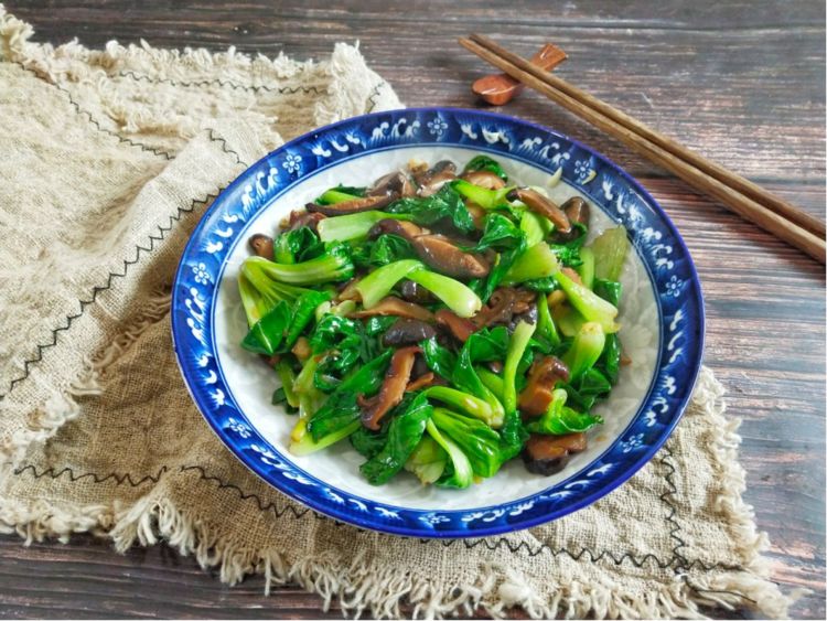 为什么你做的香菇油菜不对味？教你正确方法，上桌就光盘休闲区蓝鸢梦想 - Www.slyday.coM