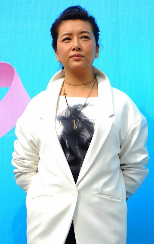 江珊也难逃中年发福穿白色西装显胖十斤不止离开精修显老太多