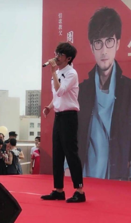 周传雄与康辉同台合唱,深情对望配合默契休闲区蓝鸢梦想 - Www.slyday.coM 周传雄与康辉同台合唱,深情对望配合默契休闲区蓝鸢梦想 - Www.slyday.coM