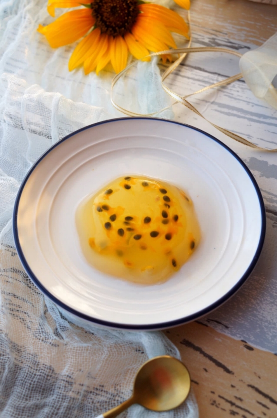 自制百香果果冻,味道酸甜可口,还能补充维生素c