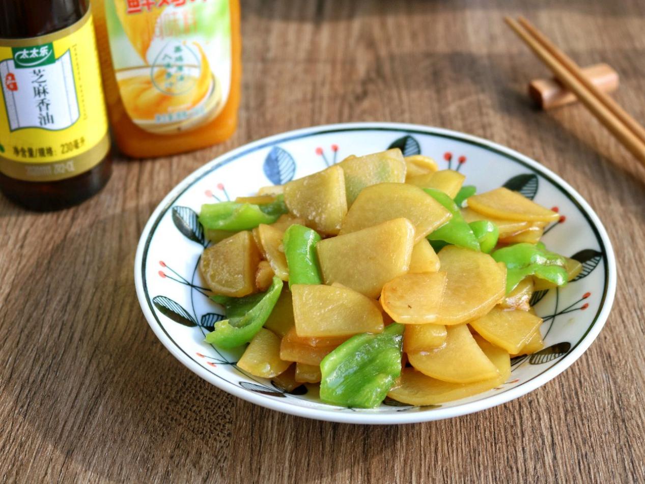 比肉都好吃的青椒炒土豆片简单易上手百吃不厌