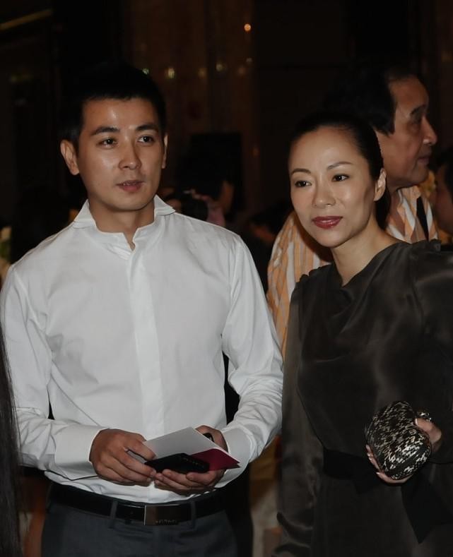 保剑锋妻子挺贵气的,穿修身裙配黑色蝴蝶结束腰,气韵成熟有味道|裙装