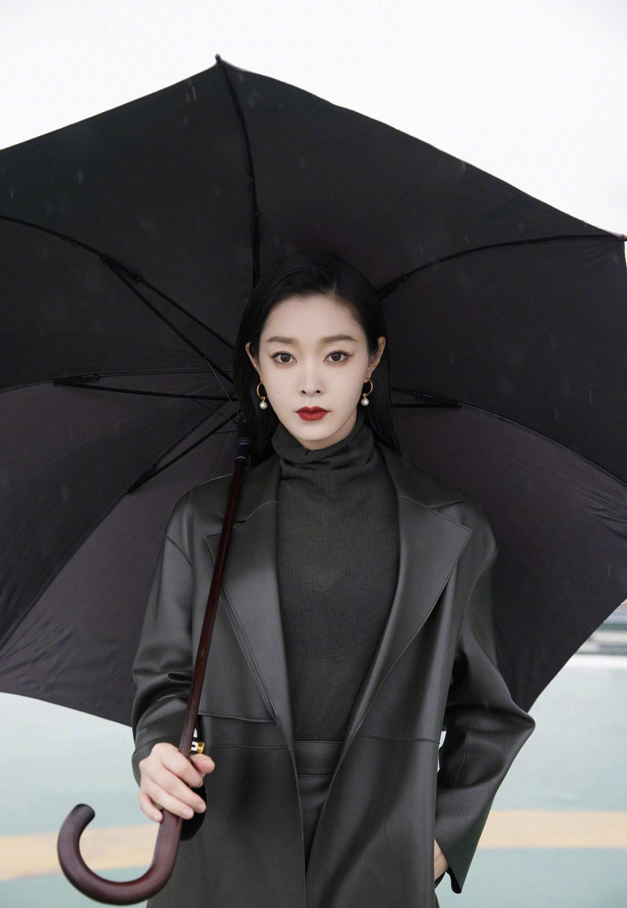 宋轶真是又美又飒,穿黑色皮衣帅气利落又有气场,美得高调