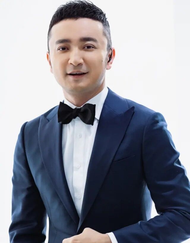 尼格买提自从2006年进入央视后,就常年主持《开心辞典》《回声嘹亮》