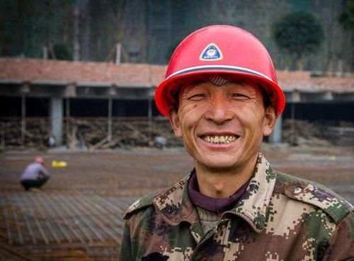 为什么全中国的农民工都喜欢穿迷彩服?难道他们也有一个军人梦?休闲区蓝鸢梦想 - Www.slyday.coM 为什么全中国的农民工都喜欢穿迷彩服?难道他们也有一个军人梦?休闲区蓝鸢梦想 - Www.slyday.coM