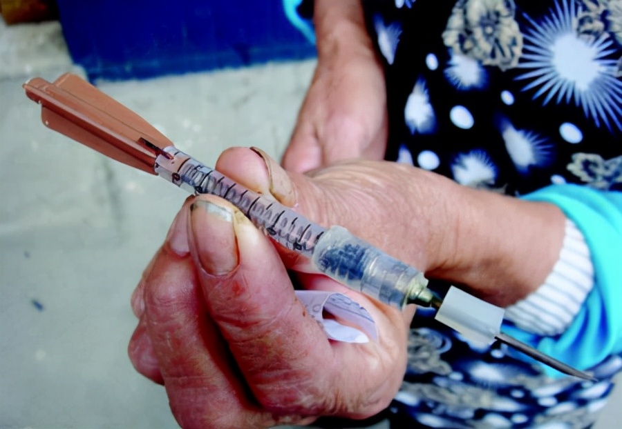 哥哥偷狗过程中毒针误伤弟弟,弟弟中毒而亡|偷狗|毒针|氰化钾_新浪