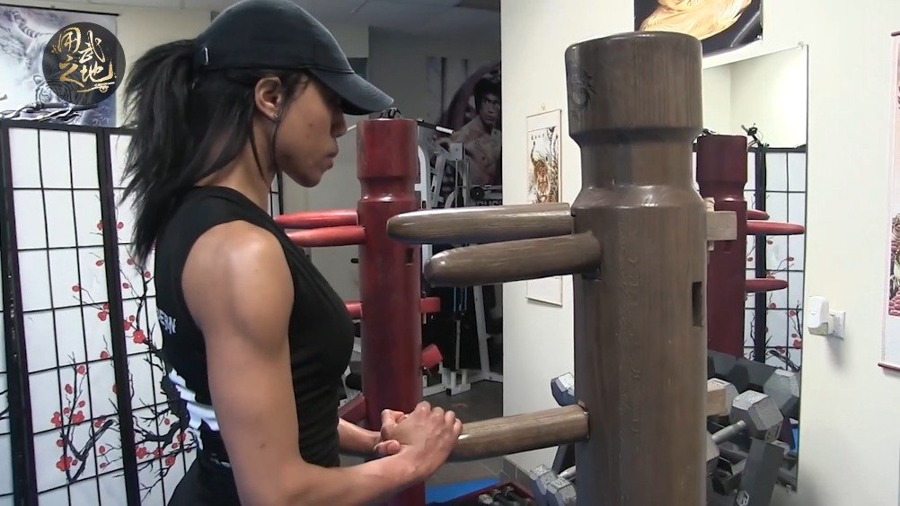 功夫美女练咏春打木人桩,一招一式尽显女侠风范!
