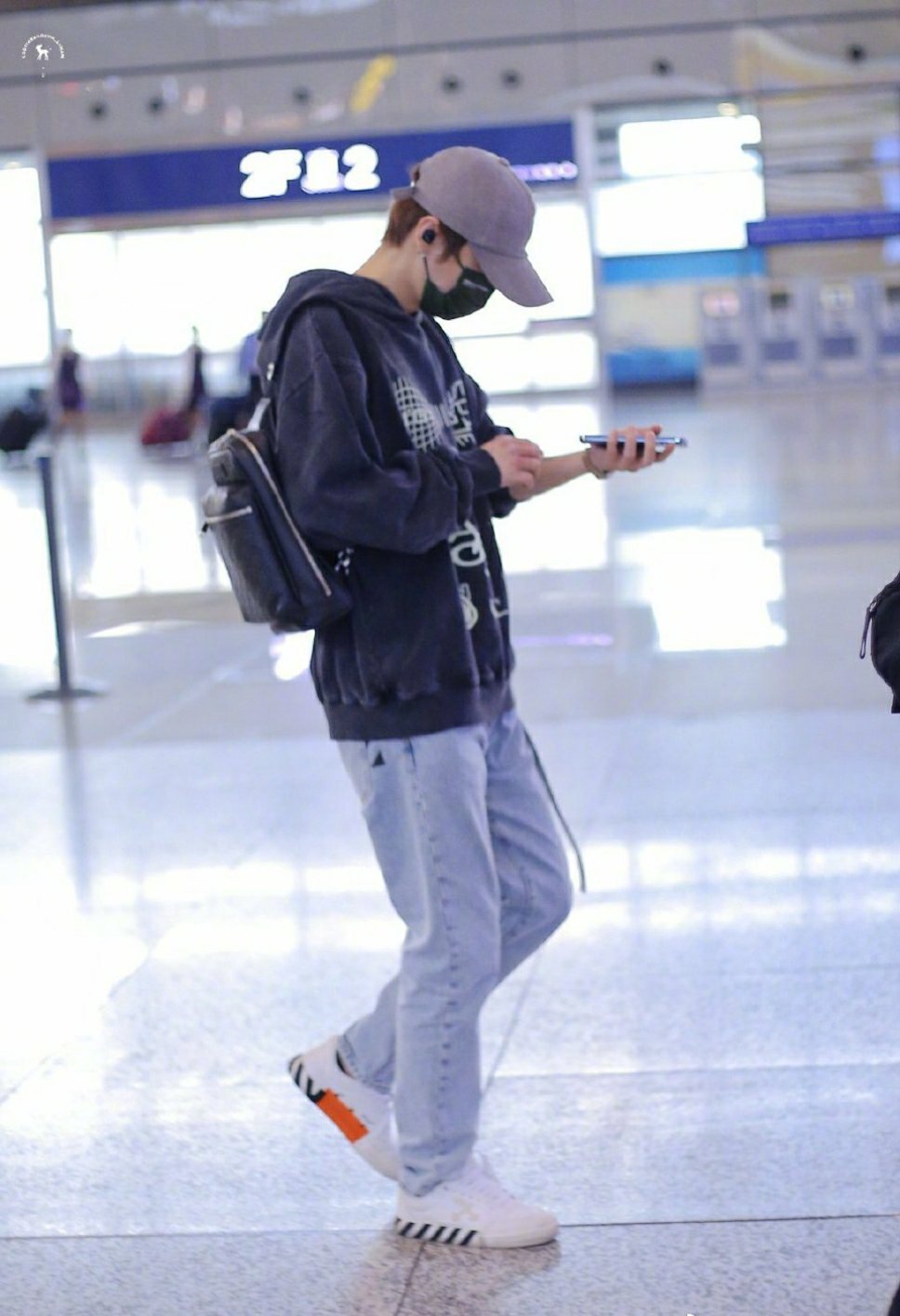 鹿晗高铁站饭拍～ 帽衫搭配牛仔裤,清新帅气的鹿哥!|鹿晗_新浪新闻