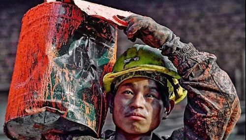 为什么全中国的农民工都喜欢穿迷彩服?难道他们也有一个军人梦?休闲区蓝鸢梦想 - Www.slyday.coM 为什么全中国的农民工都喜欢穿迷彩服?难道他们也有一个军人梦?休闲区蓝鸢梦想 - Www.slyday.coM