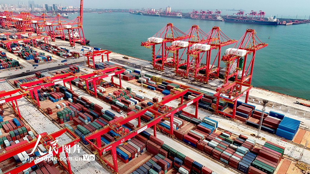 山东日照全球首个顺岸开放式全自动化集装箱码头投产运营