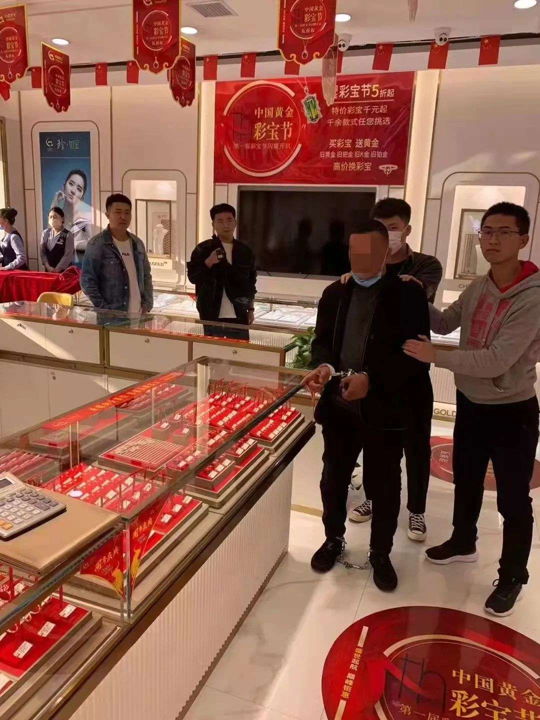 视频曝光!肇州蒙面男深夜抢劫金店,1分钟掳走20万元黄金