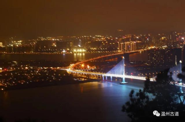 秋夜临巅东蒙山长城凭栏眺无边温州美景跃然来