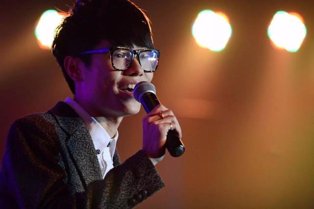 38岁歌手李行亮二胎得子晒合照一脸慈父笑结婚7年儿女双全