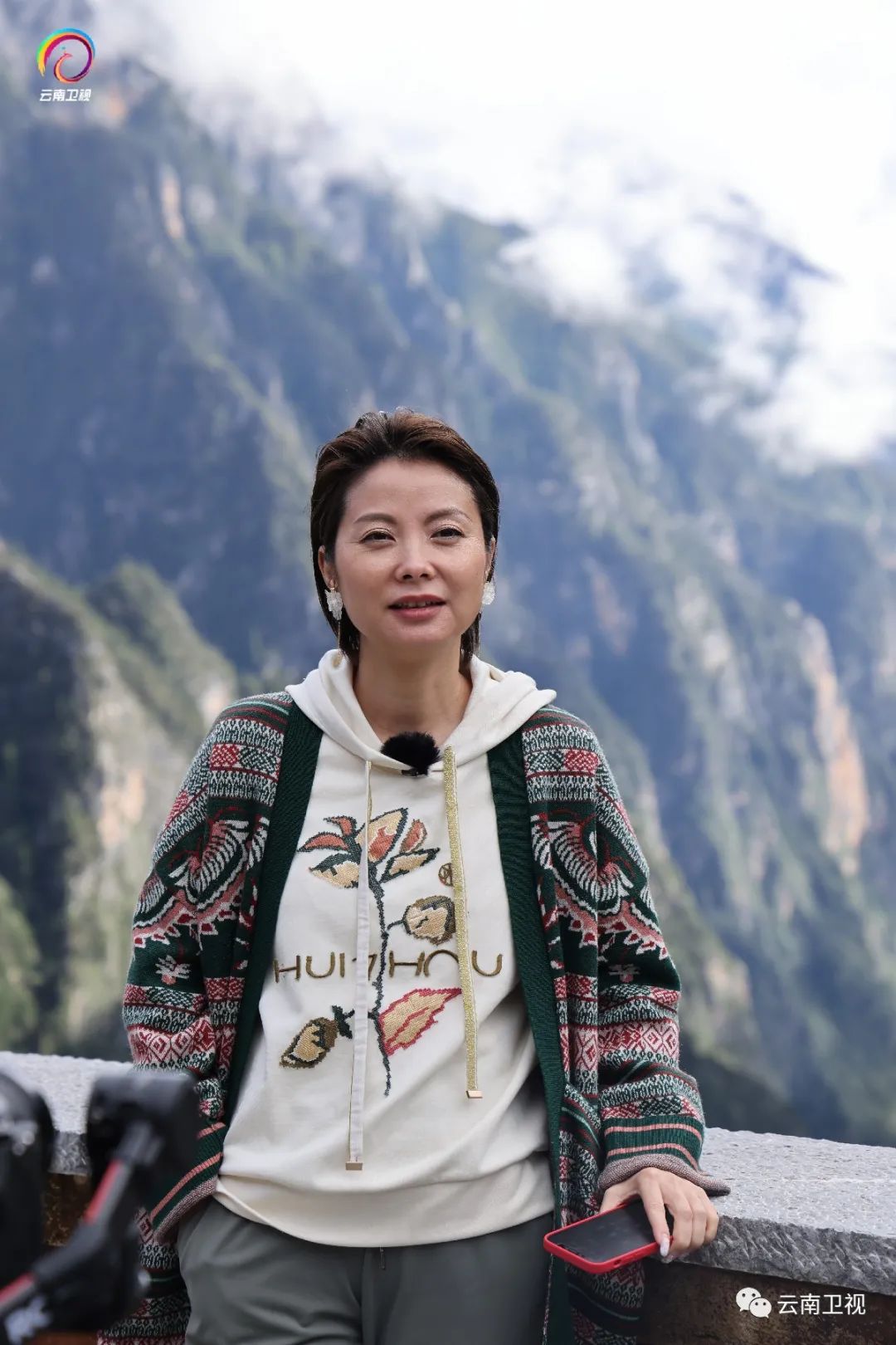 吕翔探访人今晚播出的第一集"山·梅里颂"探访人吕翔,设计师赵卉洲