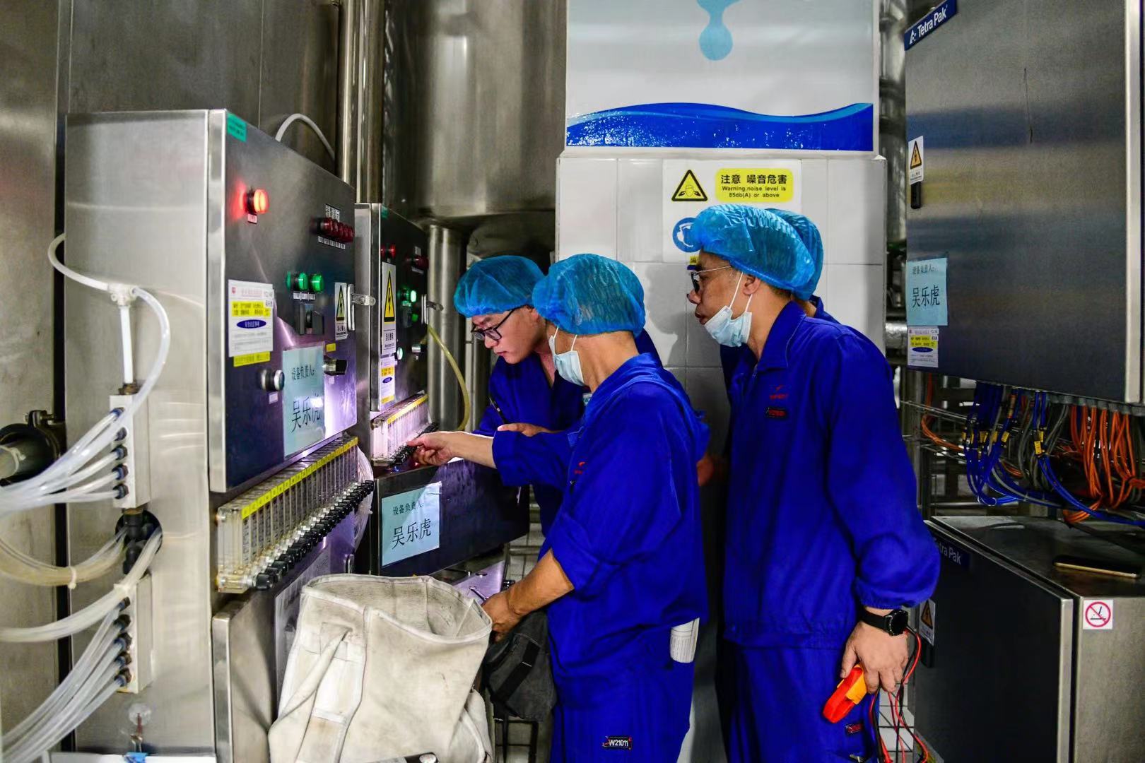 蹲点无人工厂④牛奶生产全过程看不到一滴奶原来技术工人操控着一个