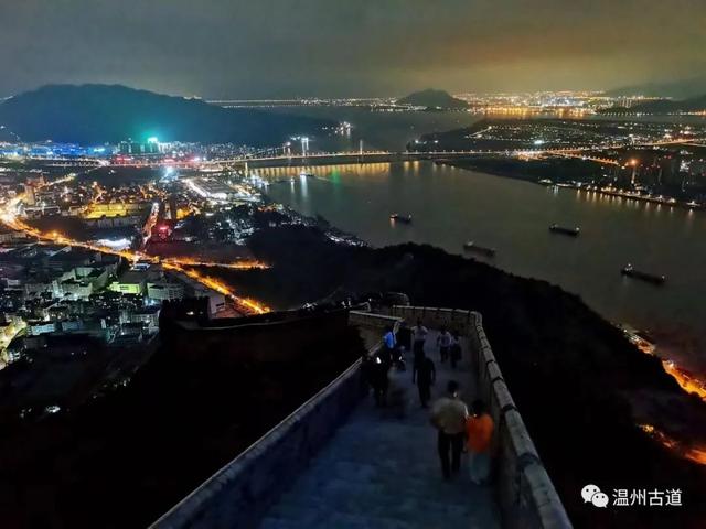 秋夜临巅东蒙山长城凭栏眺无边温州美景跃然来
