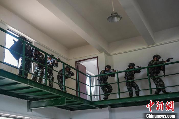 武警黔西南支队特战队员开展野外实战化对抗训练